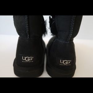 ugg kids Bailey button triplet boot